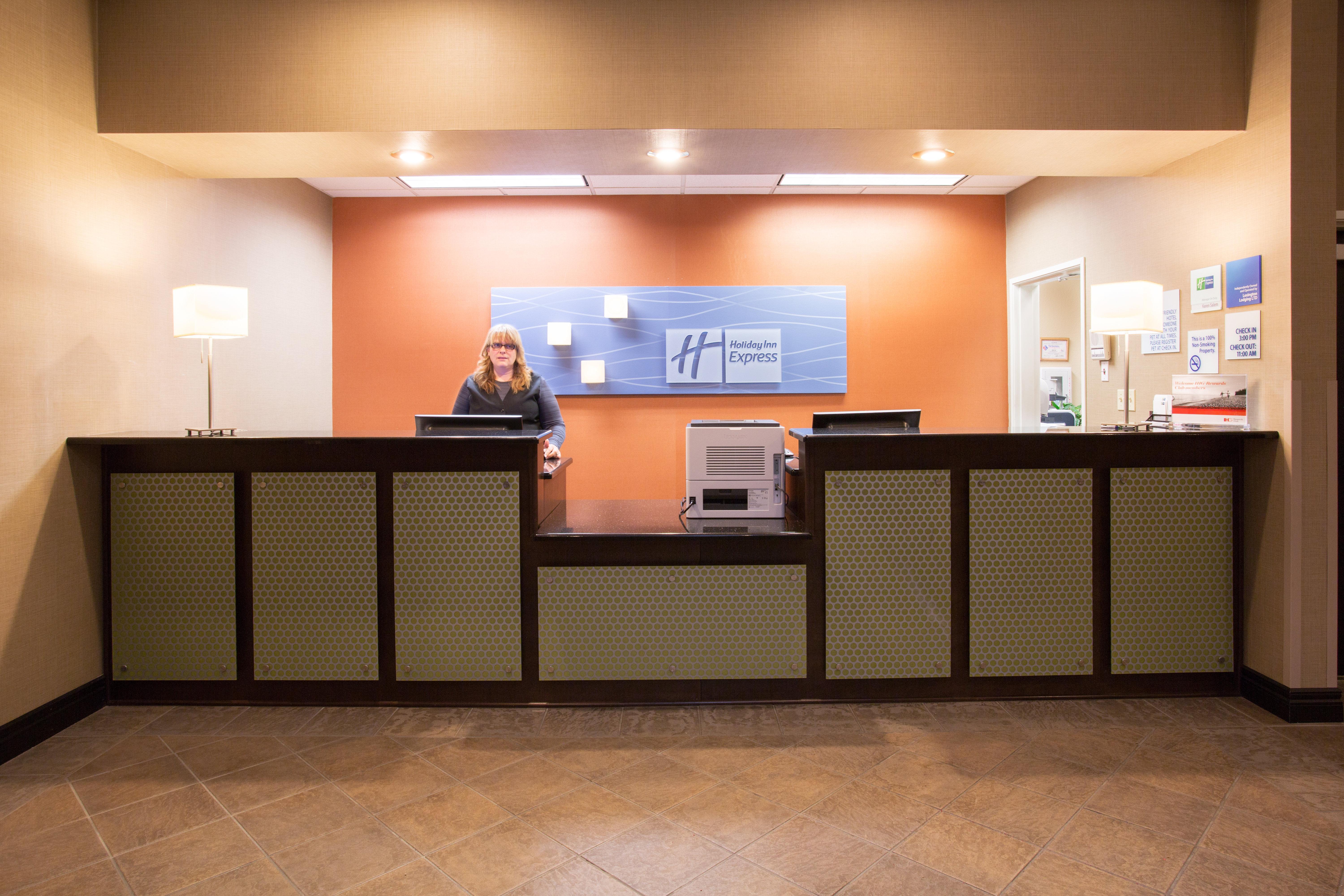 Holiday Inn Express Hotel & Suites Lexington By Ihg Exterior photo