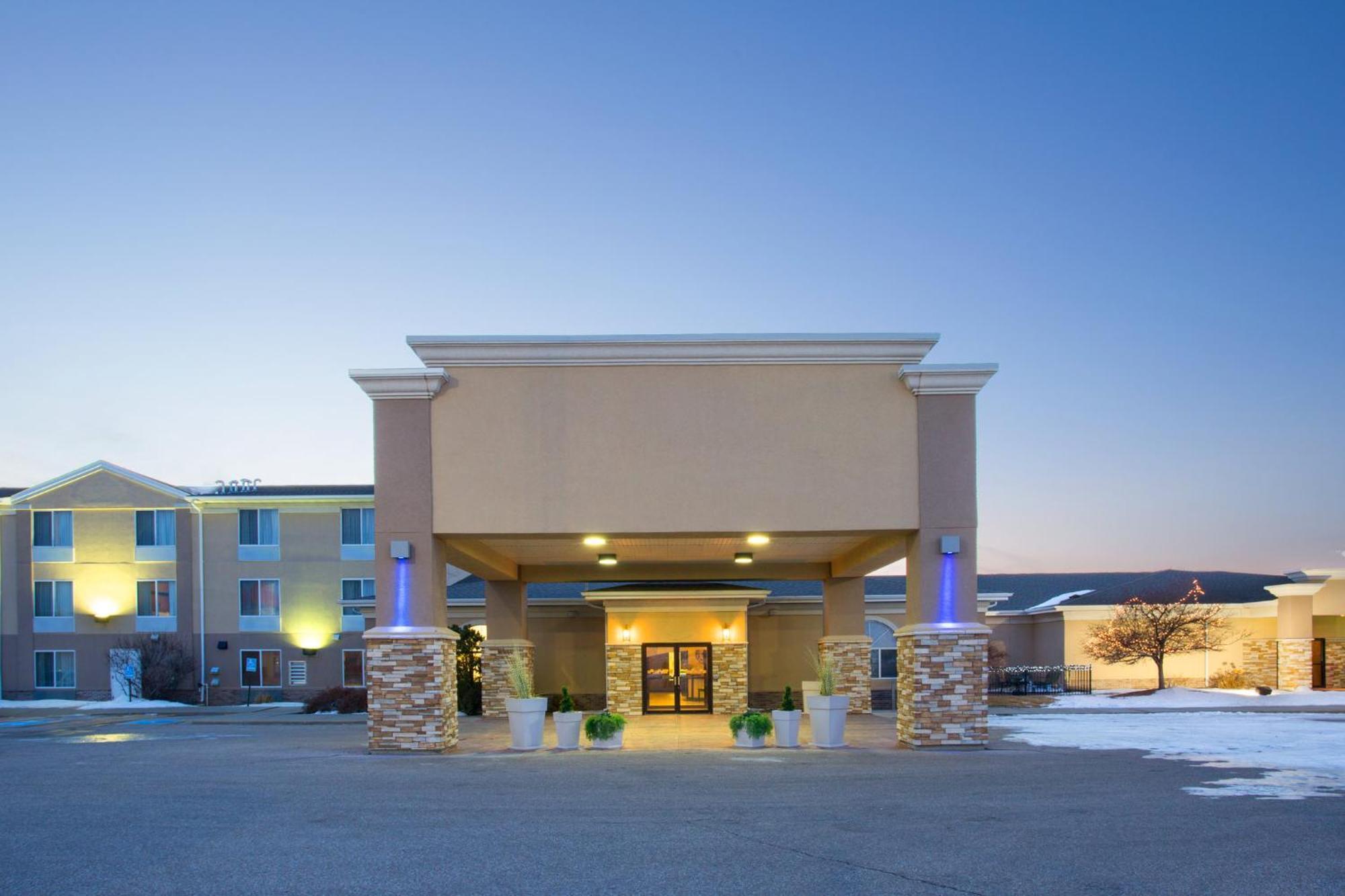 Holiday Inn Express Hotel & Suites Lexington By Ihg Exterior photo