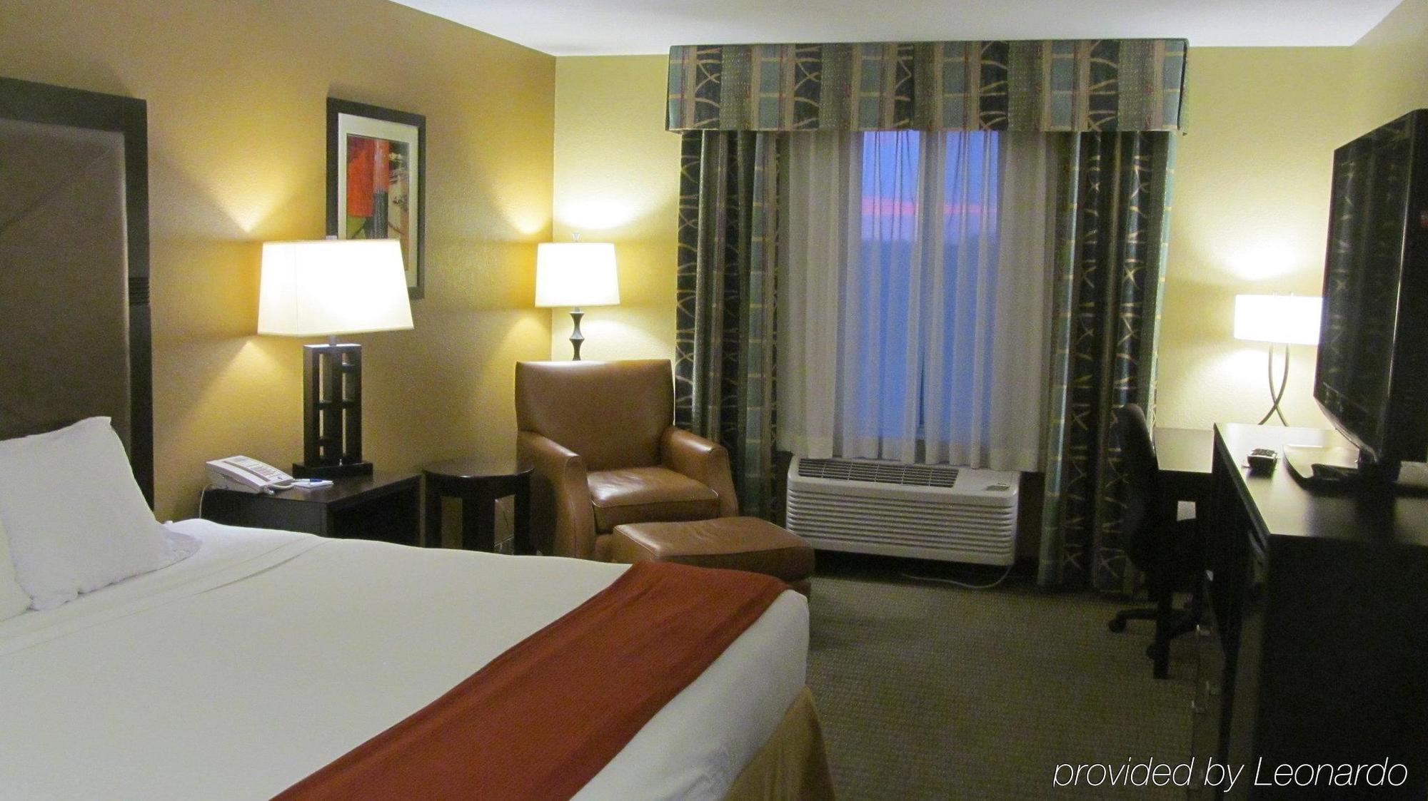 Holiday Inn Express Hotel & Suites Lexington By Ihg Room photo